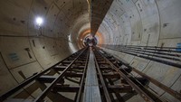 Fase 2A tersebut dibagi menjadi dua segmen, yaitu segmen satu Bundaran HI—Harmoni yang ditargetkan selesai pada Maret 2025, dan segmen dua Harmoni—Kota yang ditargetkan selesai pada Agustus 2027. Foto: Dok. MRT Jakarta