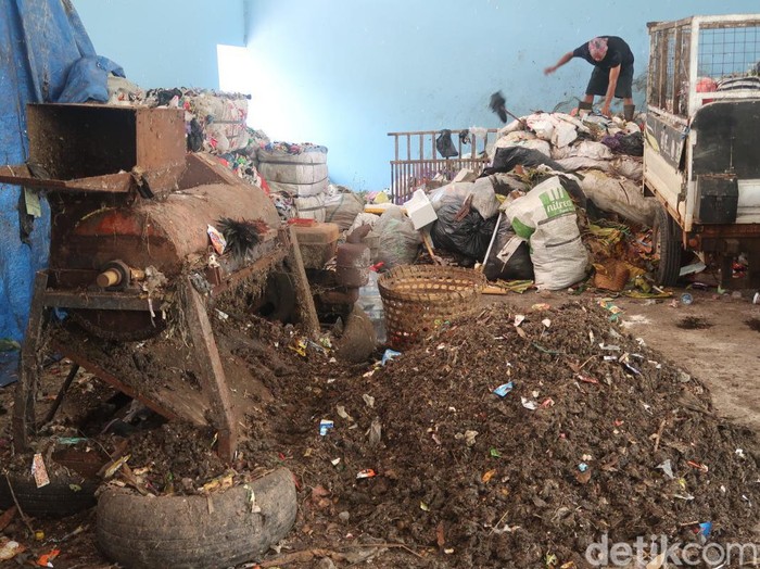Pemilahan sampah di TPS 3R Go-Sari Pedukuhan Bungsing, Kalurahan Guwosari, Kapanewon Pajangan, Jumat (13/5/2022).