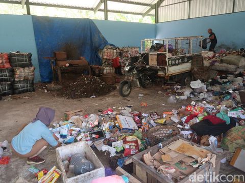 Pemilahan sampah di TPS 3R Go-Sari Pedukuhan Bungsing, Kalurahan Guwosari, Kapanewon Pajangan, Jumat (13/5/2022).