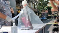 Namun tiba-tiba, menurutnya secara mengejutkan Icang muncul sembari membawa cangkul. Dia langsung menghantam bagian belakang kepala Dede hingga tersungkur.