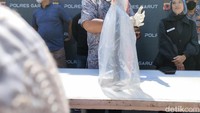 Dede Parman dan Iting kemudian dilarikan warga setempat ke puskesmas untuk diberikan pertolongan medis. Sementara sebagian warga lainnya langsung berupaya mengamankan Icang yang mengamuk.