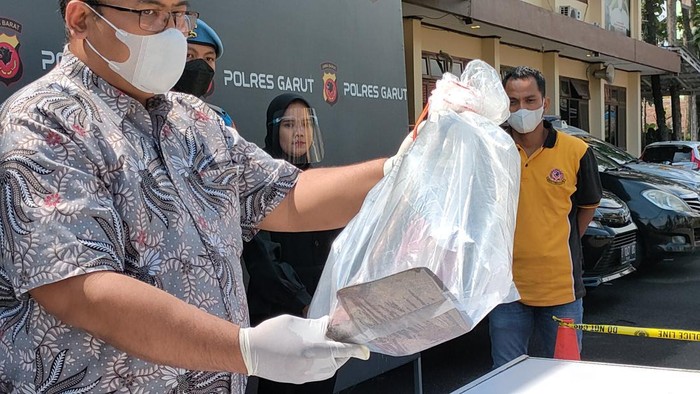 Dede Parman (41), warga Kabupaten Garut tewas usai dihantam cangkul oleh tetangganya sendiri, Icang (45). Kejadian dipicu kebisingan di sekitar tempat tinggal Icang.