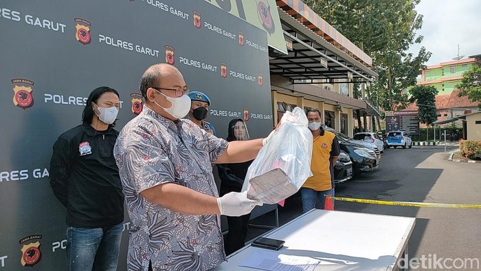 Penampakan Cangkul Maut Pencabut Nyawa Warga Garut Dede Parman (41), warga Kabupaten Garut tewas usai dihantam cangkul oleh tetangganya sendiri, Icang (45). Kejadian dipicu kebisingan di sekitar tempat tinggal Icang.
