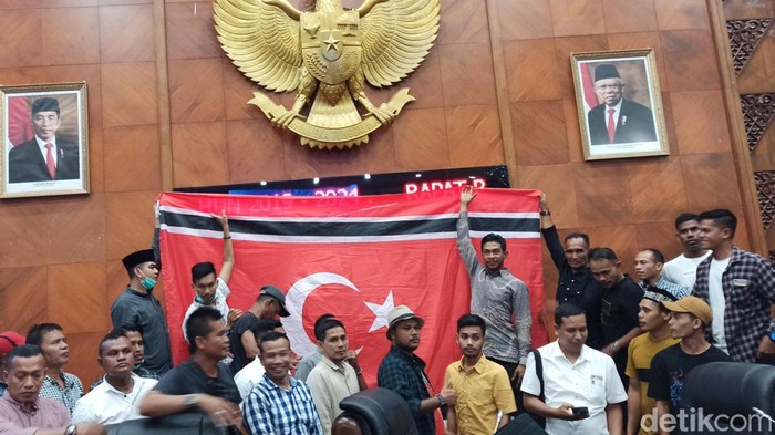 Pendukung Syaiful saat mengibarkan bendera bulan bintang