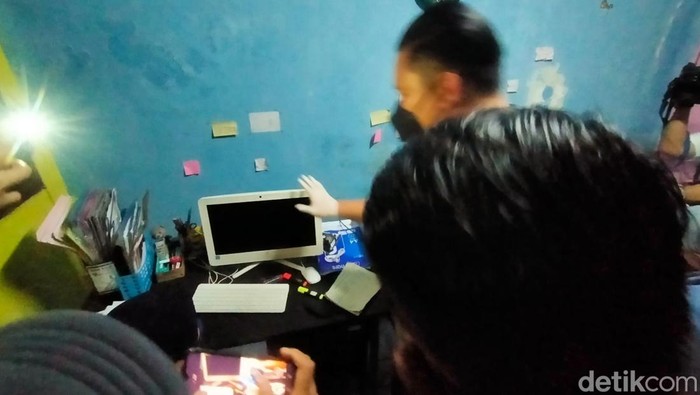 Penggeledahan rumah sekaligus kantor tersangka pengekspor minyak goreng secara ilegal dari Surabaya.