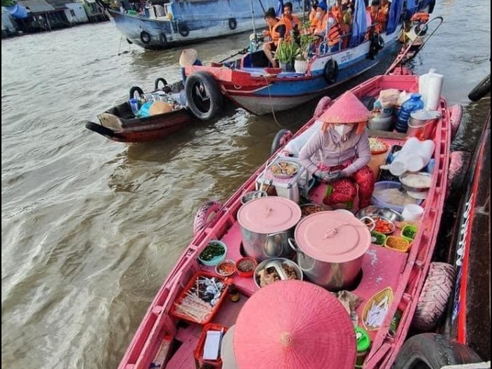 Penjual bihun pakai perahu pink