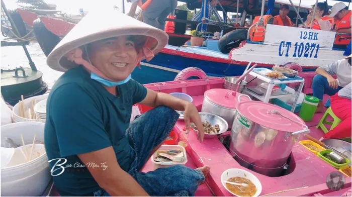 Penjual bihun pakai perahu pink