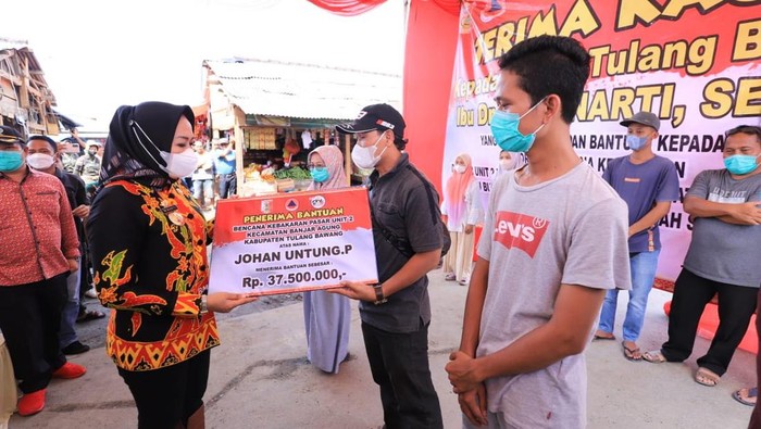 Penyerahan bantuan dari Pemkab Tulang Bawang.