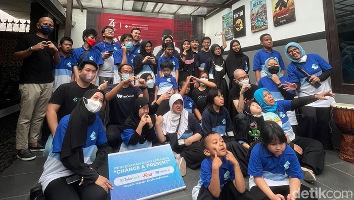 Penyerahan Kado Lebaran bagi anak disabilitas.