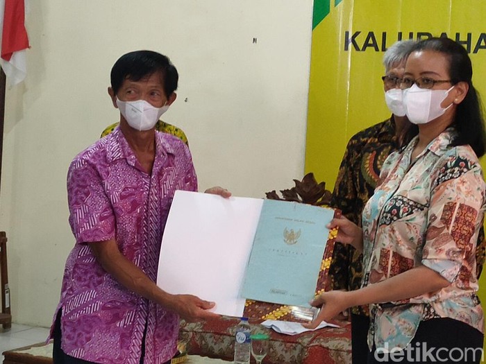 Penyerahan SHM tanah SG dari warga kepada Penghageng Tepas Panitikisma Keraton Yogyakarta, GKR Mangkubumi di Balai Kalurahan Kembang, Nanggulan, Jumat (13/5/2022).
