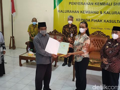 Penyerahan SHM tanah SG dari warga kepada Penghageng Tepas Panitikisma Keraton Yogyakarta, GKR Mangkubumi di Balai Kalurahan Kembang, Nanggulan, Jumat (13/5/2022).