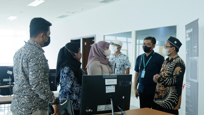 Tim Asesmen Pemkot Surabaya melakukan penilaian persiapan menjelang ujian tertulis berbasis komputer di Unesa.