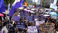 Demonstran berunjukrasa di Ibu Kota Manila, Jumat (13/5/2022) menolak kembalinya era Marcos ke panggung nasional Filipina.