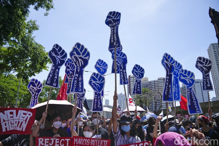 A Catholic nun clenches her fist as she joins protesters against presidential frontrunner Ferdinand 