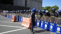 Barikade polisi memastikan aksi unjukrasa berlangsung tertib.
