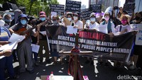 Para pendemo dari berbagai kalangan menyatakan kekhawatiran dan traumatik terhadap keluarga Marcos saat memimpin Filipina, beberapa dekade lalu.