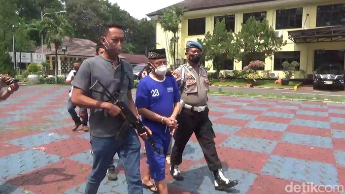 DS (54), oknum PNS yang bertugas di Kabupaten Bekasi, ditangkap personel Polres Subang gegara kasus penipuan.
