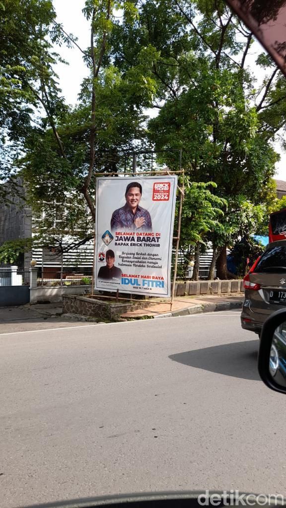 Poster Dukungan Erick Thohir Jadi Presiden di Stasiun Bandung