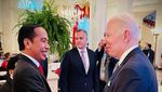 Senyum Jokowi di Samping Biden