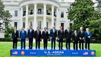 Jokowi juga sempat melakukan sesi foto menghadap Monumen Nasional bersama dengan para pemimpinan negara-negara ASEAN. (Foto: Biro Pers Sekretariat Presiden)