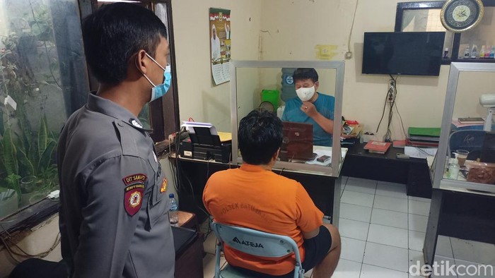 Polisi menahan pria ngamuk yang menganiaya mantan istri di Bandung Barat.
