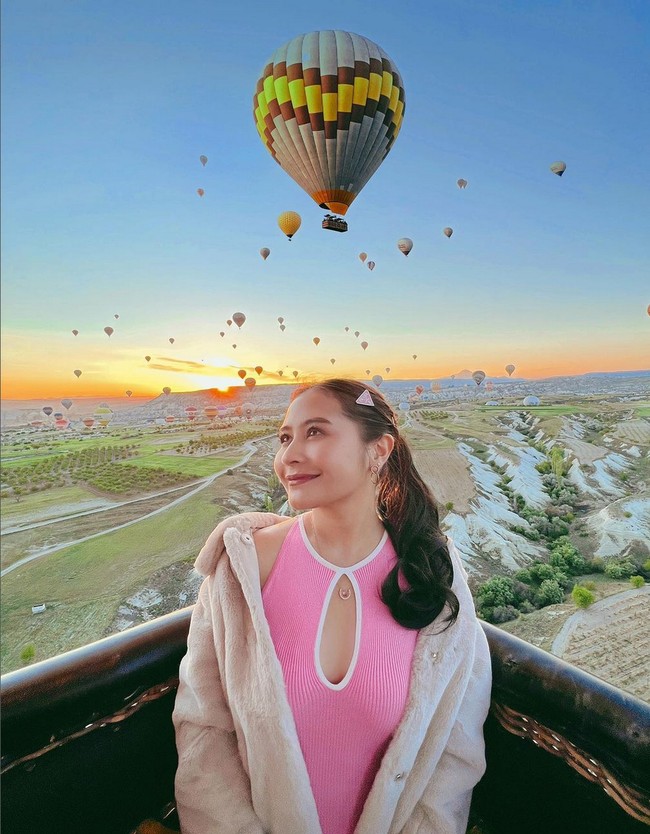 Prilly Latuconsina mengunggah foto-foto liburannya saat naik balon udara di Capadoccia, Turki. Foto: Instagram/@prillylatuconsina96