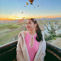 Prilly Latuconsina mengunggah foto-foto liburannya saat naik balon udara di Capadoccia, Turki. Foto: Instagram/@prillylatuconsina96