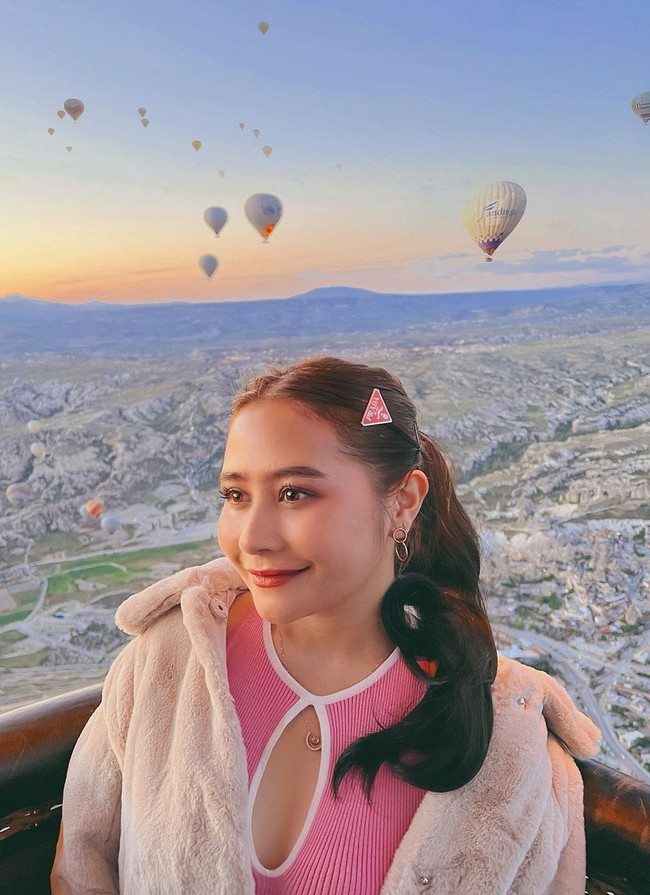 Netizen pun meramaikan kolom komentar dengan kutipan dari adegan Kinan yang marah setelah tahu Aris membawa selingkuhannya liburan ke Capadoccia. “Its my dreams Mba… 😆😙,” tulis salah satu netizen. Foto: Instagram/@prillylatuconsina96