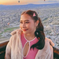 Netizen pun meramaikan kolom komentar dengan kutipan dari adegan Kinan yang marah setelah tahu Aris membawa selingkuhannya liburan ke Capadoccia. “Its my dreams Mba… 😆😙,” tulis salah satu netizen. Foto: Instagram/@prillylatuconsina96