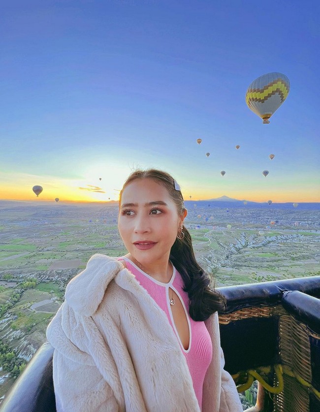 “I cant get enough of Cappadocia,” tulisnya pada caption foto. Unggahannya langsung mengingatkan netizen pada kisah ‘Layangan Putus’, di mana terbang dengan balon udara adalah mimpi Kinan yang diceritakannya pada Aris. Foto: Instagram/@prillylatuconsina96