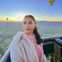 “I cant get enough of Cappadocia,” tulisnya pada caption foto. Unggahannya langsung mengingatkan netizen pada kisah ‘Layangan Putus’, di mana terbang dengan balon udara adalah mimpi Kinan yang diceritakannya pada Aris. Foto: Instagram/@prillylatuconsina96