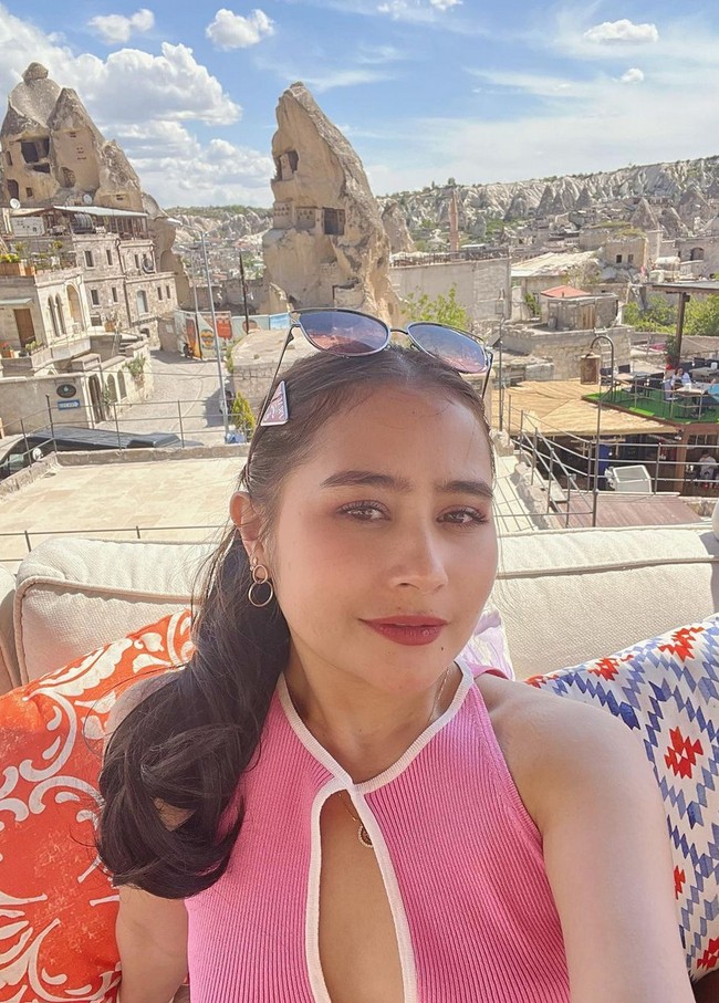 Sang aktris tampil girlie dengan gaun warna pink yang dipadu mantel bulu. Foto: Instagram/@prillylatuconsina96