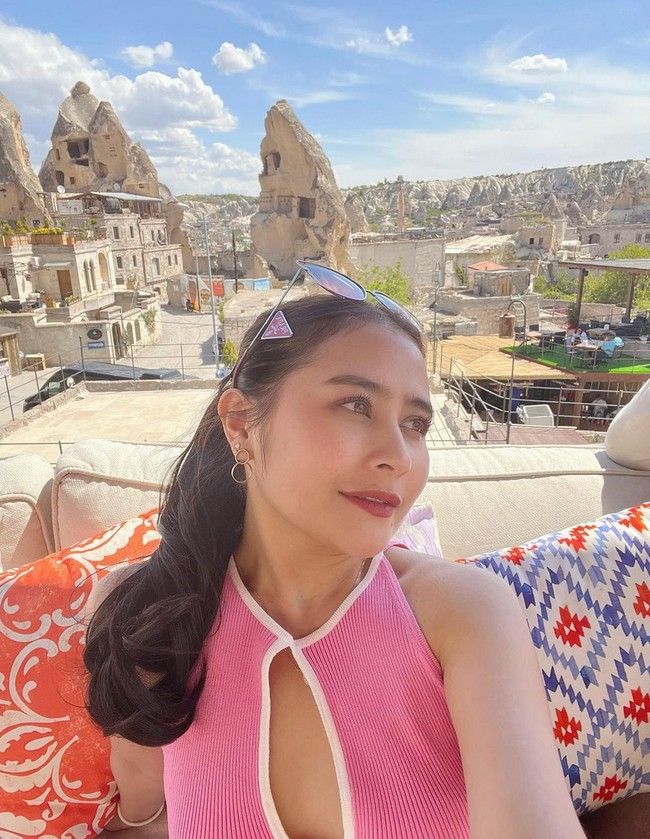 Jepit rambut berbentuk logo Prada tersebut berbahan metal yang diklaim bebas alergi dan tidak mengandung  material nikel. Logam ini diketahui dapat menyebabkan gangguan sistemik hingga punya efek karsinogenik (zat penyebab kanker). Foto: Instagram/@prillylatuconsina96