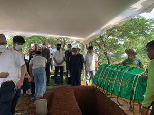 Tangis Keluarga Iringi Pemakaman Jenazah Dubes RI untuk Ukraina di Tanah Kusir