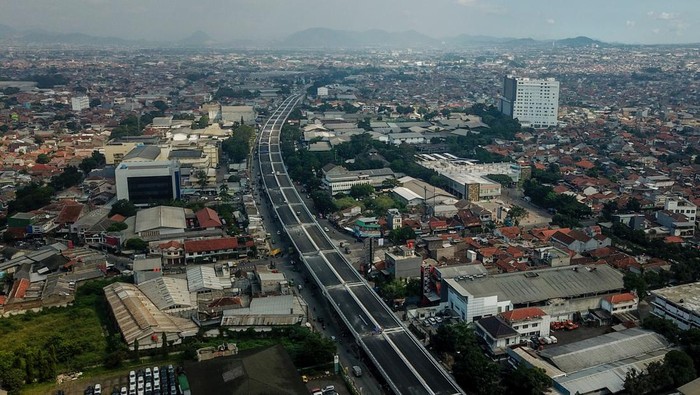 Foto udara proyek pembangunan Jalan Layang Kopo di Jalan Soekarno-Hatta, Bandung, Jawa Barat, Jumat (13/5/2022). Kementerian PUPR menyatakan, pembangunan Jalan Layang Kopo tersebut telah mencapai 93 persen dan ditargetkan akan rampung sebelum September 2022. ANTARA FOTO/Raisan Al Farisi/pras.