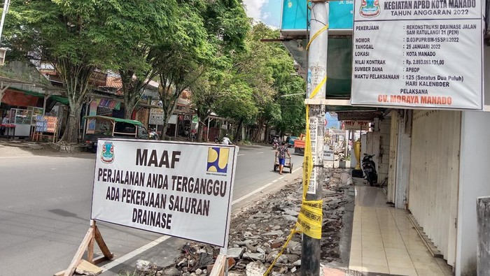 Proyek pengerjaan jalan yang dibiayai dana pinjama PEN di Manado.