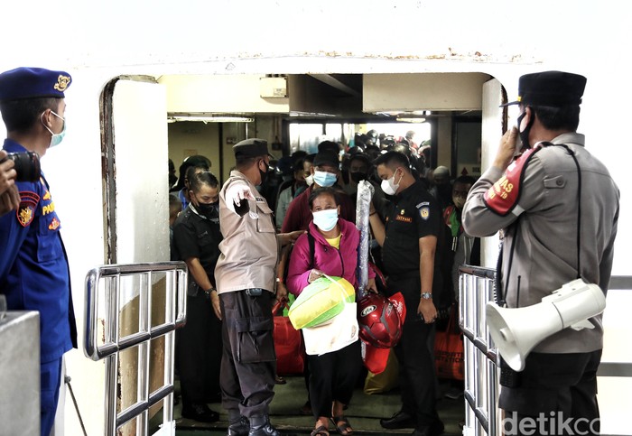 Ratusan penumpang dari Surabaya dan Semarang bersiap turun dari Kapal Pelni KM Dobonsolo di kawasan Pelabuhan Tanjung Priok, Jakarta Utara, Jumat (13/5). Sebanyak 542 pemudik motor gratis tiba di kawasan Pelabuhan Tanjung Priok.