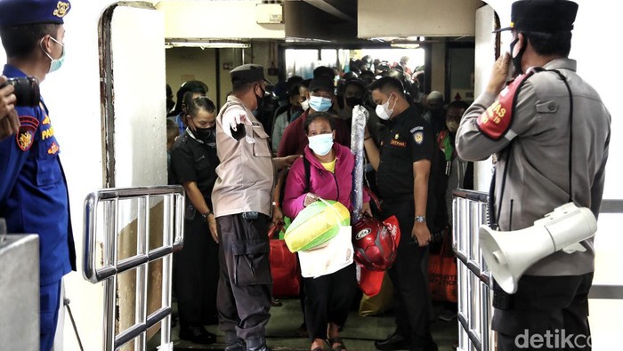 Ratusan penumpang dari Surabaya dan Semarang bersiap turun dari Kapal Pelni KM Dobonsolo di kawasan Pelabuhan Tanjung Priok, Jakarta Utara, Jumat (13/5). Sebanyak 542 pemudik motor gratis tiba di kawasan Pelabuhan Tanjung Priok.