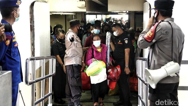 Ratusan penumpang dari Surabaya dan Semarang bersiap turun dari Kapal Pelni KM Dobonsolo di kawasan Pelabuhan Tanjung Priok, Jakarta Utara, Jumat (13/5). Sebanyak 542 pemudik motor gratis tiba di kawasan Pelabuhan Tanjung Priok.