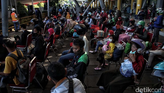 Ratusan penumpang dari Surabaya dan Semarang bersiap turun dari Kapal Pelni KM Dobonsolo di kawasan Pelabuhan Tanjung Priok, Jakarta Utara, Jumat (13/5). Sebanyak 542 pemudik motor gratis tiba di kawasan Pelabuhan Tanjung Priok.
