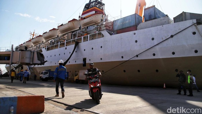 Ratusan penumpang dari Surabaya dan Semarang bersiap turun dari Kapal Pelni KM Dobonsolo di kawasan Pelabuhan Tanjung Priok, Jakarta Utara, Jumat (13/5). Sebanyak 542 pemudik motor gratis tiba di kawasan Pelabuhan Tanjung Priok.