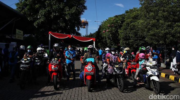 Ramainya Arus Balik Pemudik Motor Gratis Kapal KM Dobonsolo Ratusan penumpang dari Surabaya dan Semarang bersiap turun dari Kapal Pelni KM Dobonsolo di kawasan Pelabuhan Tanjung Priok, Jakarta Utara, Jumat (13/5). Sebanyak 542 pemudik motor gratis tiba di kawasan Pelabuhan Tanjung Priok.