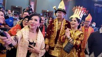 Tak hanya AHY, sang istri Anisa Pohan pun ikut menjadi buruan swafoto dengan kader dan tokoh masyarakat Sumut. Kegiatan yang diberitajuk Malam Yang Tak Terlupakan (MYTT) itu dihibur oleh Armada Band.