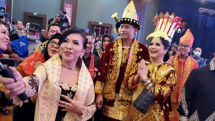 Saat Anisa Pohan-AHY Jadi Buruan Selfie Usai melantik Ketua dan Pengurus Partai Demokrat Provinsi Sumatera Utara, Ketua Umum Partai Demokrat AHY langsung bertemu dengan tokoh masyarakat Sumut. Ia pun jadi buruan Selfie.