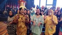 Tamu yang hadir begitu terhibur dengan penampilan lagu yang dibawakan Armada Band. Satu persatu lagu yang dibawakan itu sangat familiar ditelinga masyarakat Sumut saat sang vokalis Rizal, membawakan lagu ‘Pagi Pulang Pagi’.