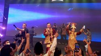 Sang vokalis juga begitu senang bisa menghibur masyarakat Sumut. Terlebih sang ketum Partai Demokrat bersama istri ikut bernyanyi bersama. Tak hanya itu, Ketua DPD Partai Demokrat Sumut, M Lokot Nasution juga tak mau kalah ikut berduet bersama vokalis Armada, begitu juga AHY.