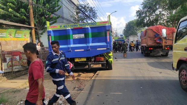 Truk Rem Blong Seruduk 2 Motor di Bekasi, 3 Orang Terluka