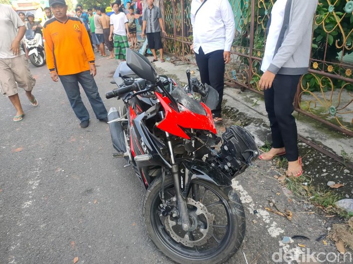 Sejoli naik motor sport tabrak pagar rumah warga di Mojosari, Mojokerto