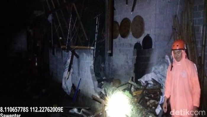 Sejumlah rumah warga rusak akibat hujan lebat di Blitar