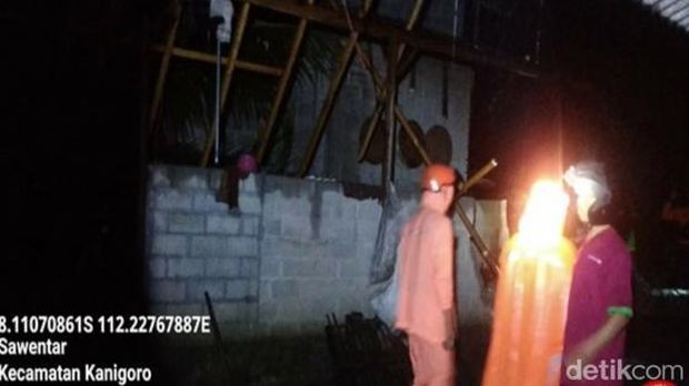 Sejumlah rumah warga rusak akibat hujan lebat di Blitar